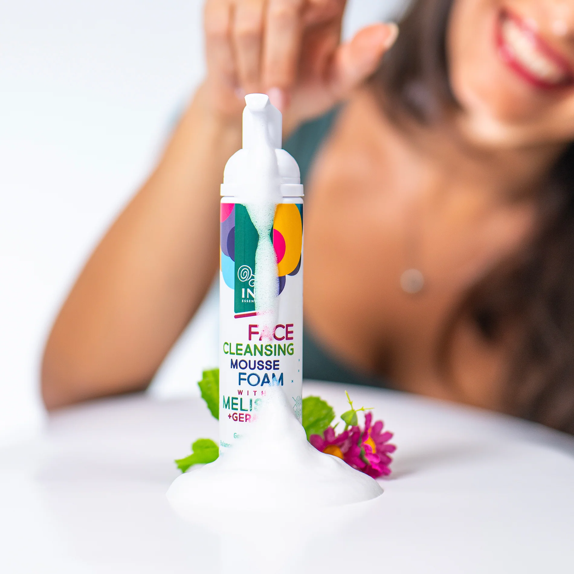 Naturalna pianka oczyszczająca do twarzy z melisą i geranium – odpowiednia dla każdego rodzaju skóry - Image 7